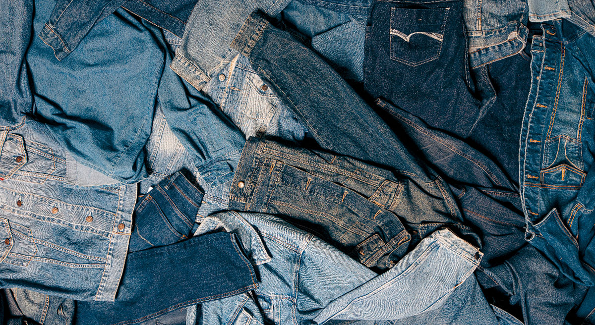 Montaña de jeans usados